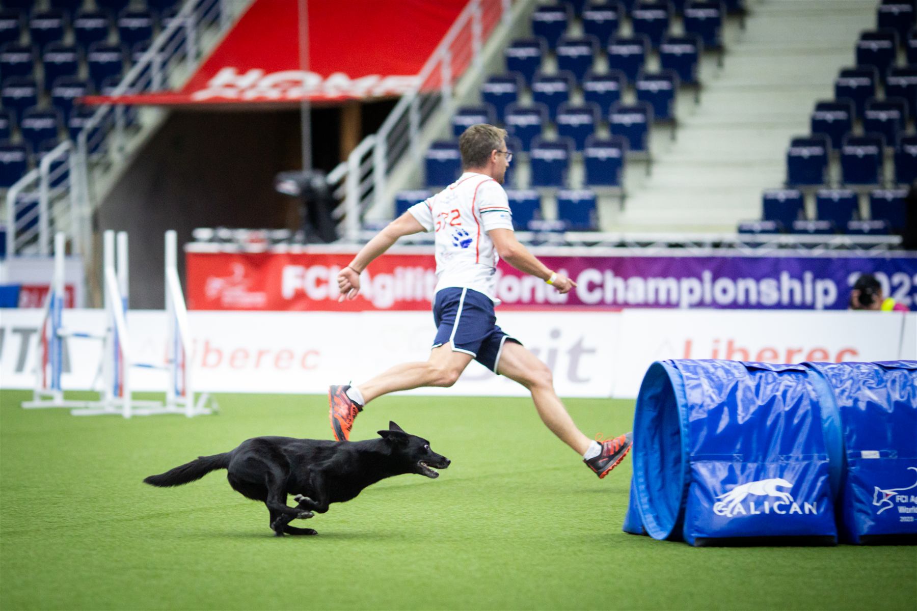 Mickaël Charbonnier et son chien en compétition au FCI Agility World Championship